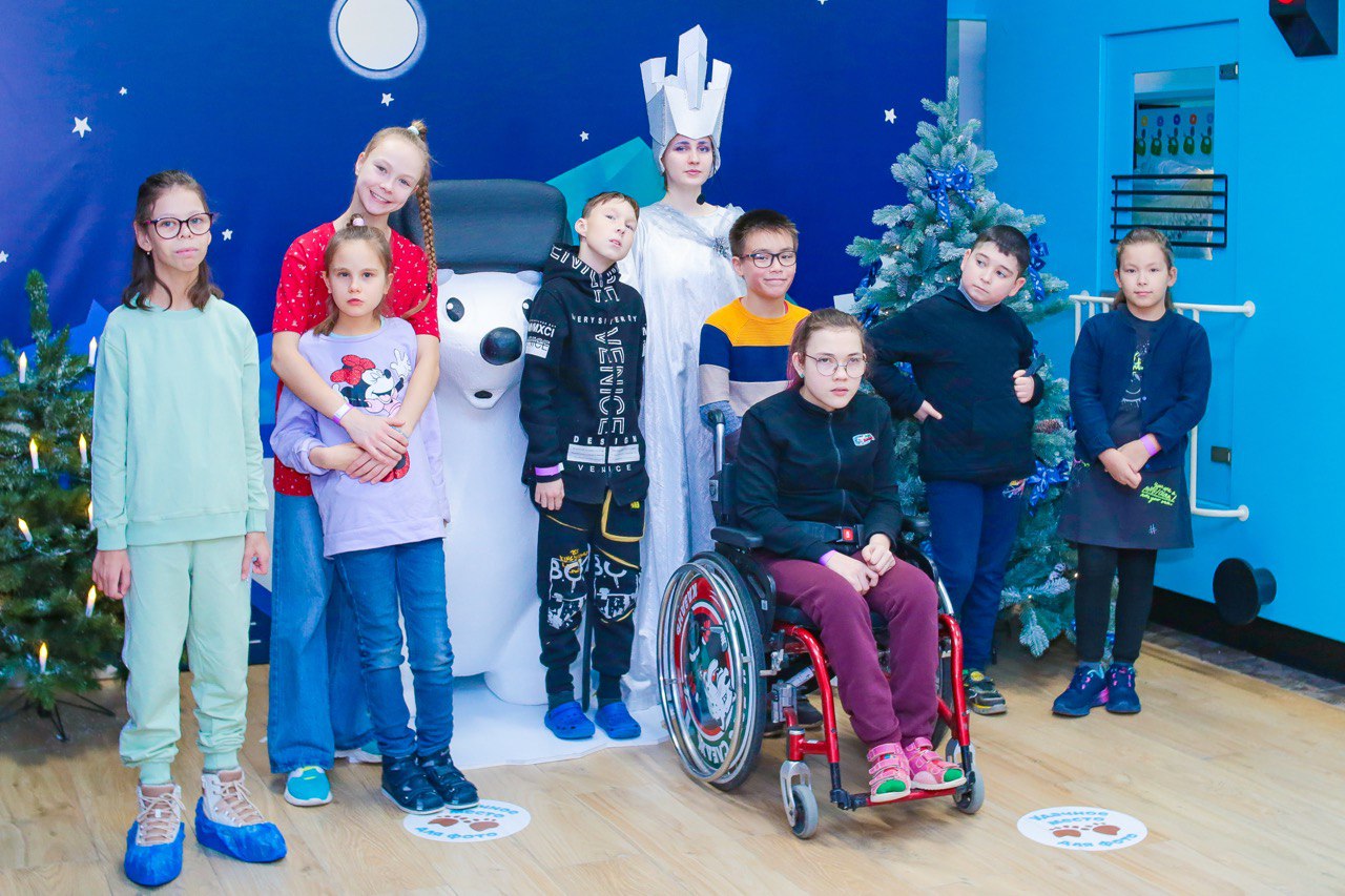 Умка в поисках Деда Мороза: ЗМК подарил особенным детям интерактивное новогоднее приключение 