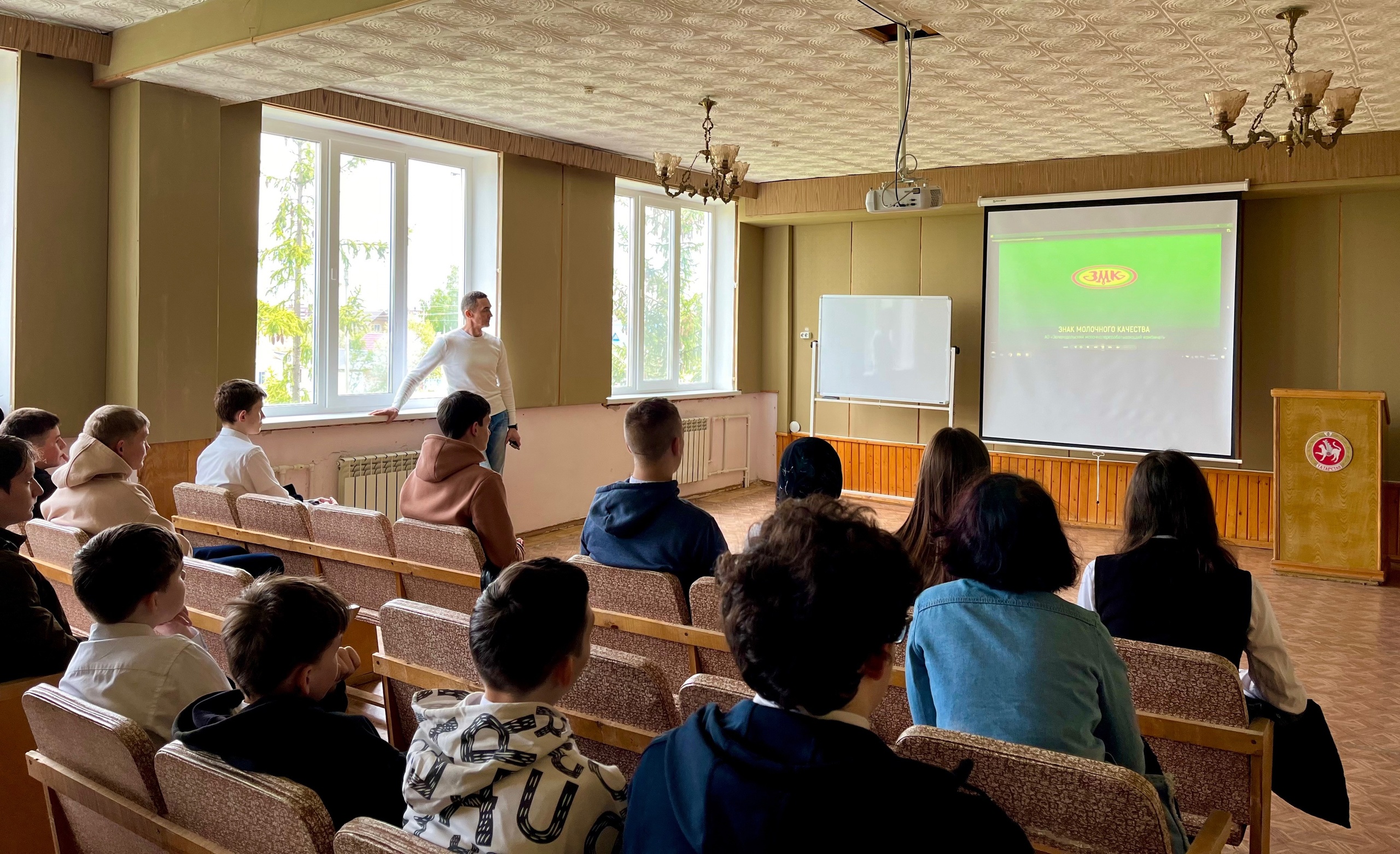 ЗМК провел профориентационную экскурсию для школьников