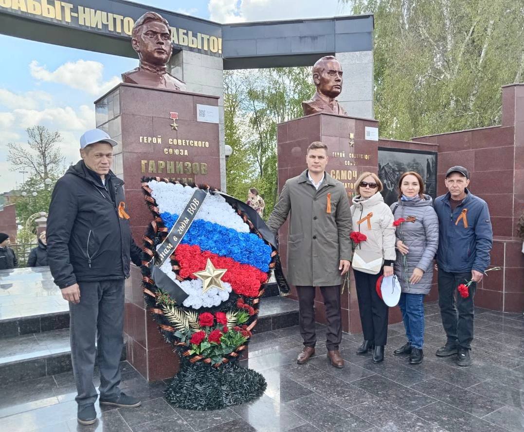 Вечная слава героям: коллектив ЗМК возложил цветы к мемориальному комплексу