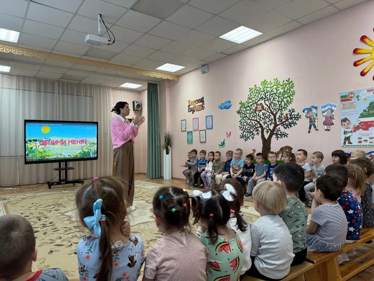 Акция «Обнимама идет в гости» прошла в детском саду №206 