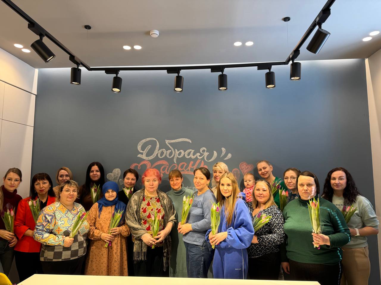 Казанские мамы-волонтеры получили на 8 марта цветы и продуктовые наборы