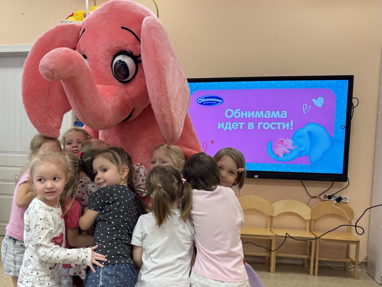 Обнимама подарила объятия 200 маленьким ребятам 