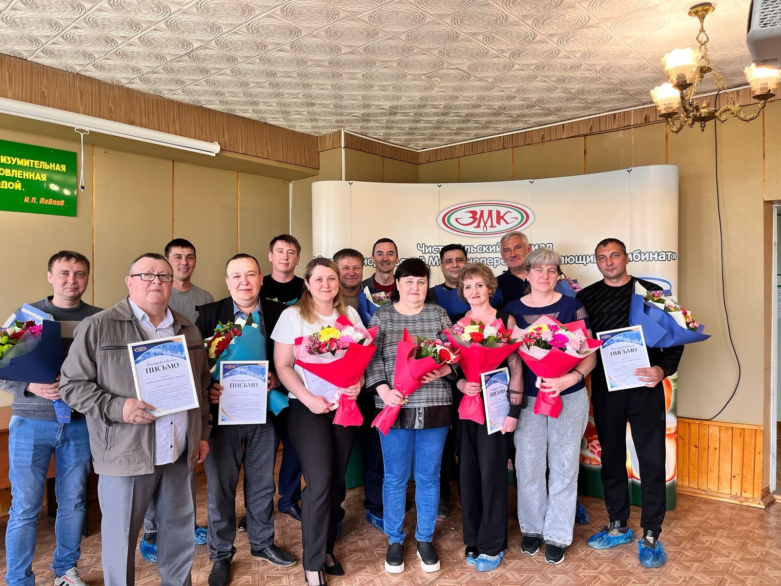 Сотрудники ЗМК получили награды за большой стаж работы