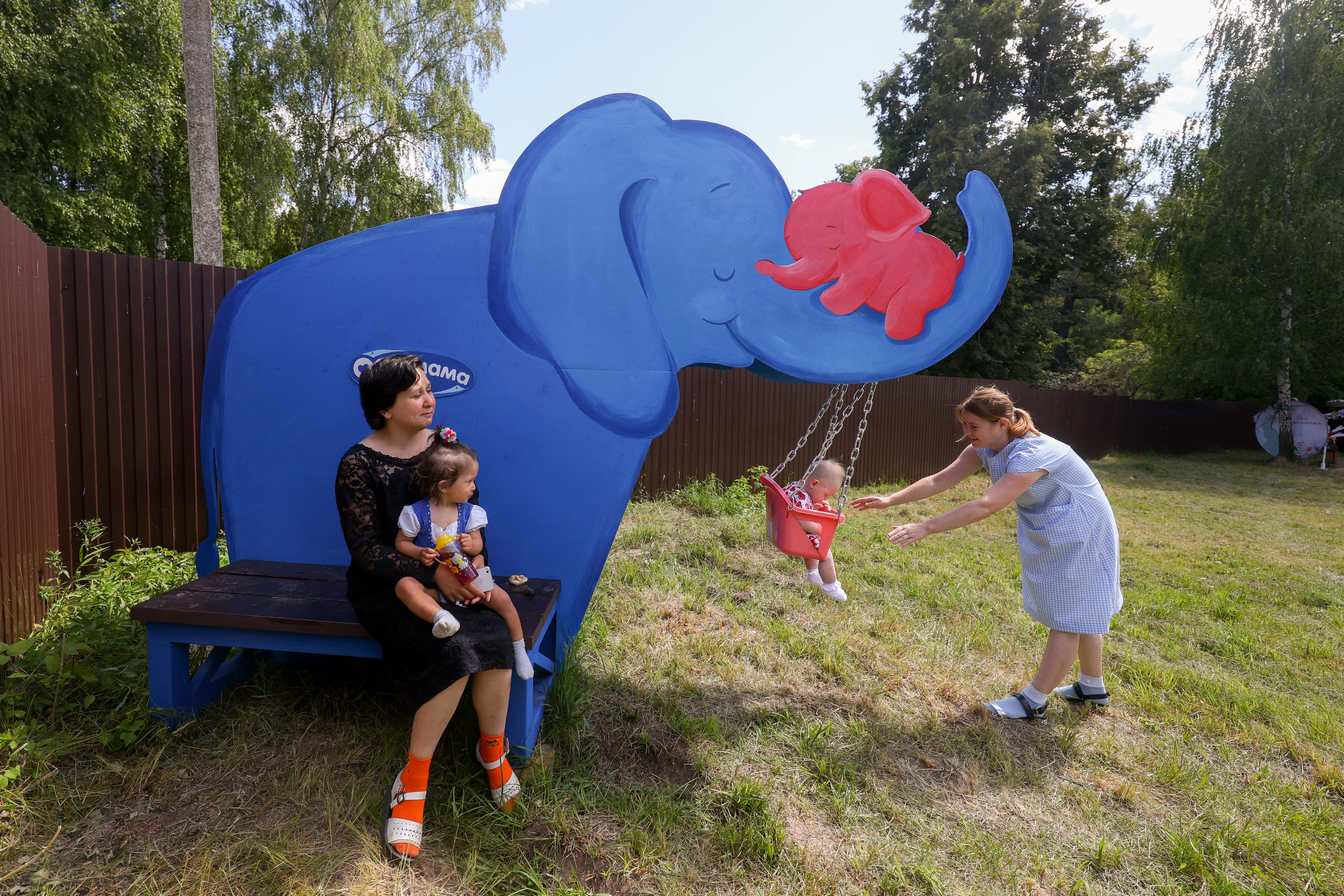 ЗМК подарил детские качели «Обнимама» приюту для женщин с детьми 