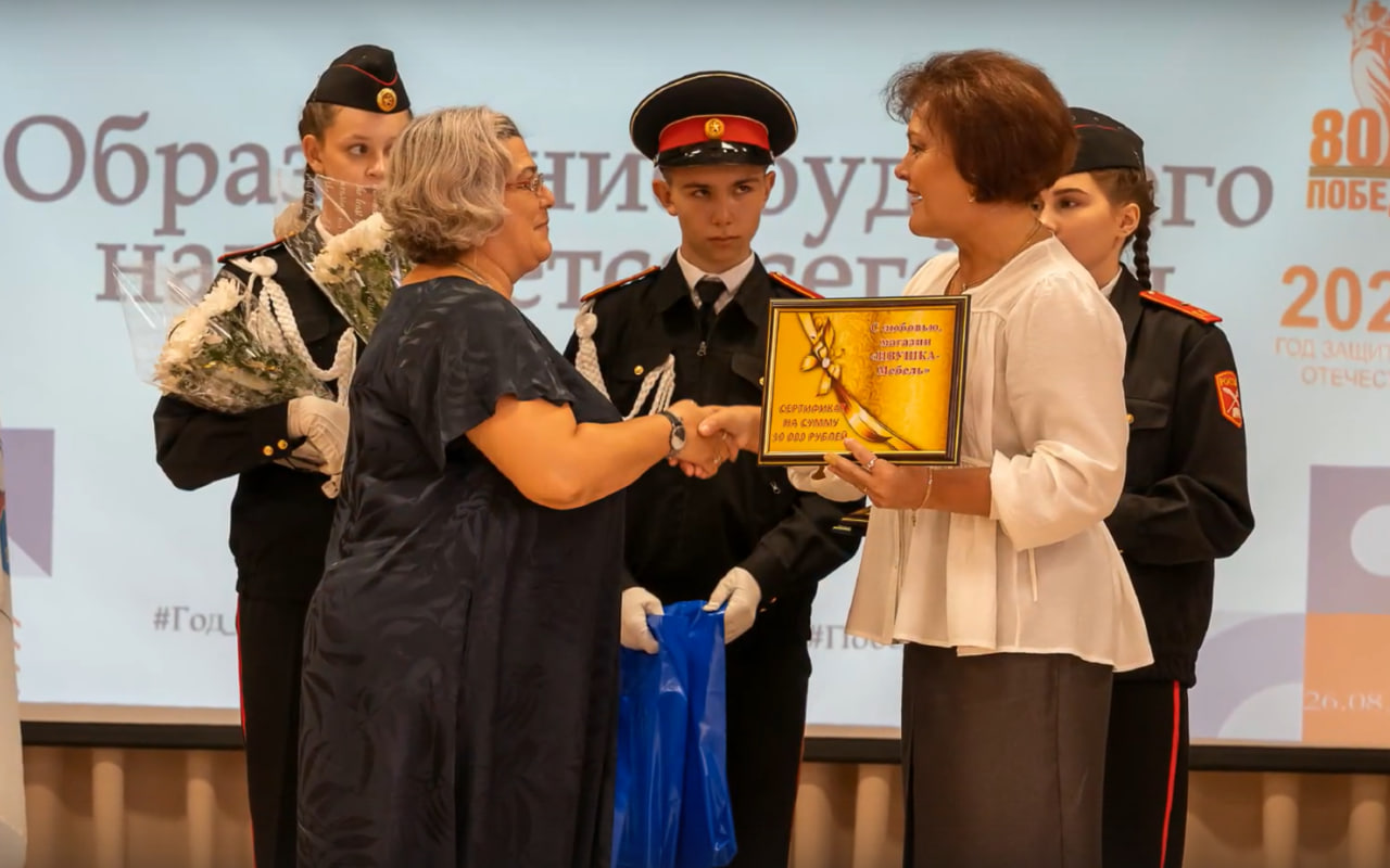 Учителя-ветераны получили молочные подарки от ЗМК