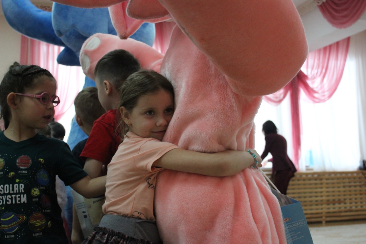 Обнимама идет в гости