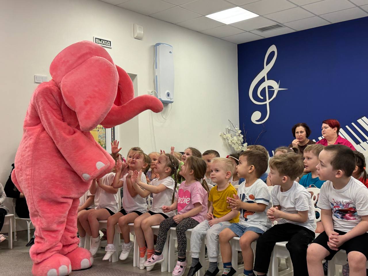 Обнимама подарила объятия 200 маленьким ребятам