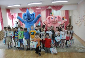 Обнимама идет в гости