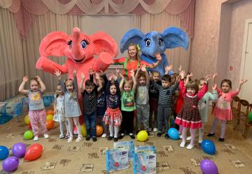 Обнимама идет в гости