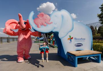 На Кремлевской набережной поселился слон Обнимама