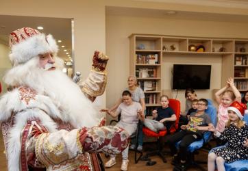 ЗМК устроил новогодний праздник для детей, проходящих длительное лечение в ДРКБ 