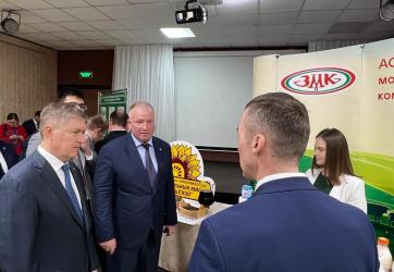 Рустаму Нигматуллину презентовали стенд с продуктами ЗМК