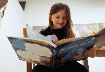 Зеленодольский молочноперерабатывающий комбинат совместно с детской редакцией федерального издательства «Альпина. Паблишер» выпустил книгу для дошкольников «Обними меня! Сказка о том, как Обнимашка хотел спасти мир». Ее автор писатель Анастасия Маркелова, иллюстрации выполнены художником Еленой Смешливой. Это продолжение истории «Обними меня! Сказка о слоненке и его маме», которая была выпущена в коллаборации с «Альпина. Паблишер» в 2021 году. Главные герои этих книг – персонажи бренда «Обнимама» слониха Об