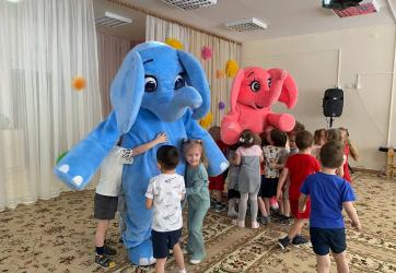 Акция «Обнимама идет в гости» прошла в детском саду №144 в Казани