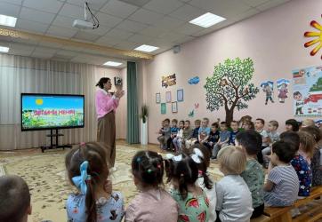 Акция «Обнимама идет в гости» прошла в детском саду №206 