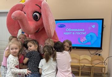 Обнимама подарила объятия 200 маленьким ребятам 