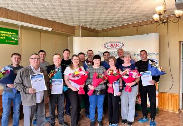 Сотрудники ЗМК получили награды за большой стаж работы