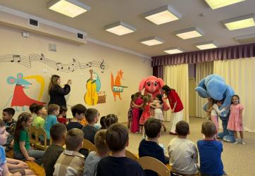 Обнимама в гостях у малышей: праздник прошел в детском саду № 213 