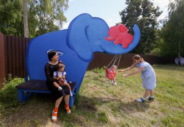 ЗМК подарил детские качели «Обнимама» приюту для женщин с детьми 