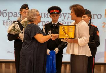 Учителя-ветераны получили молочные подарки от ЗМК