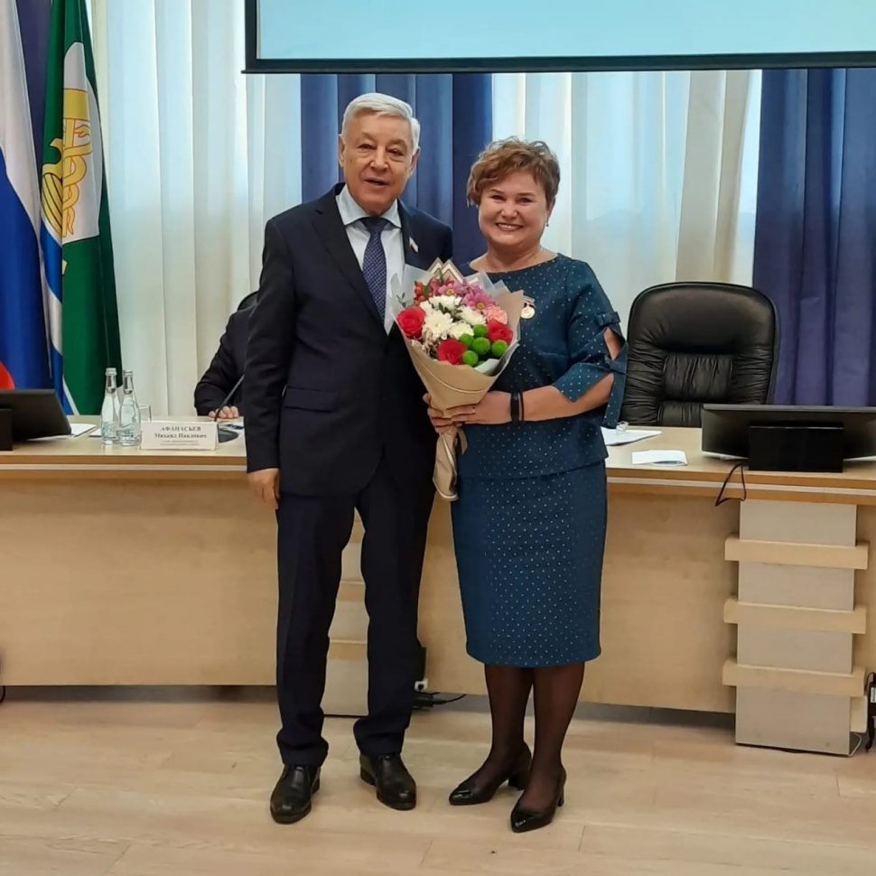 Фарид Мухаметшин наградил заместителя главного бухгалтера ЗМК