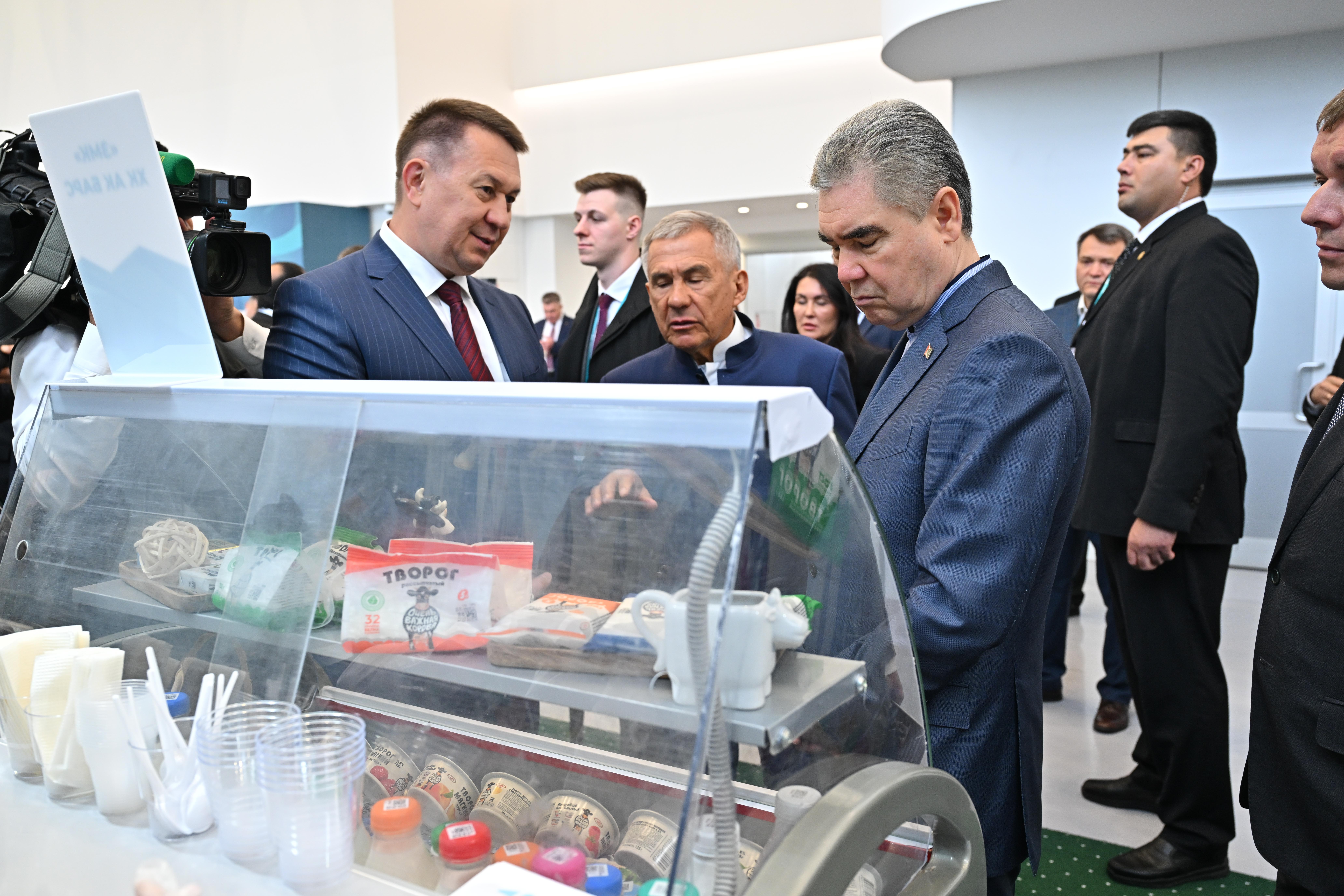 Раис Татарстана отметил высокое качество продукции ЗМК на KazanForum