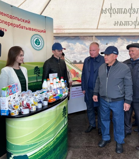 «Знаю ваши продукты, они вкусные»: президент РТ оценил работу ЗМК 