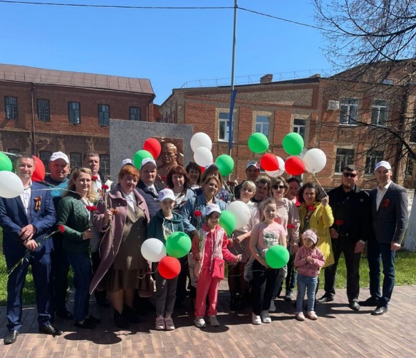 Сотрудники АО «ЗМК» возложили цветы к Вечному огню