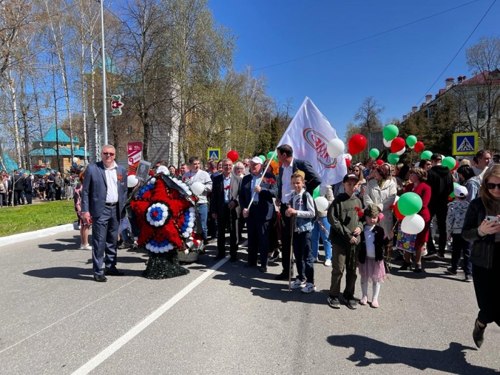 Сотрудники АО «ЗМК» возложили цветы к Вечному огню
