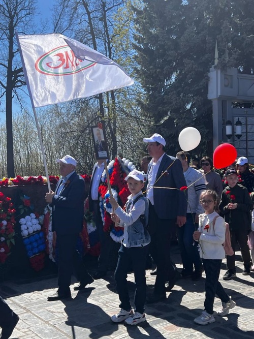 Сотрудники АО «ЗМК» возложили цветы к Вечному огню